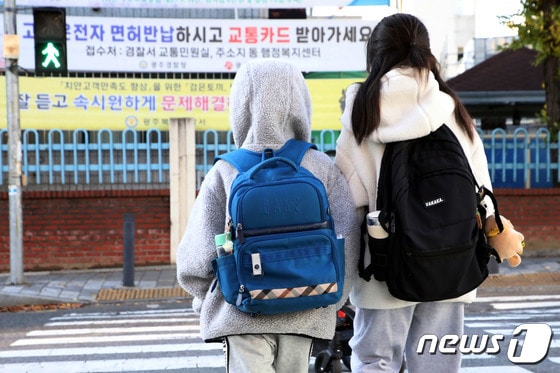 초등학생들이 등교하고 있다. /뉴스1 © News1 박지현 수습기자