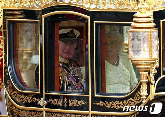 마차에 탄 영국 국왕 부부 © AFP=뉴스1 © News1 박형기 기자