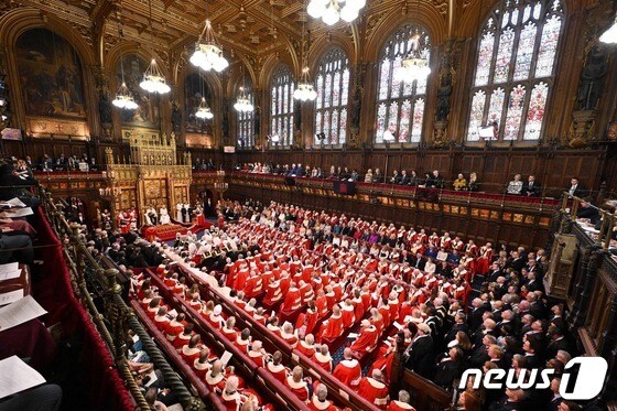 왕뿐만 아니라 의원들도 예복을 입고 킹스 스피치를 듣고 있다. © AFP=뉴스1 © News1 박형기 기자
