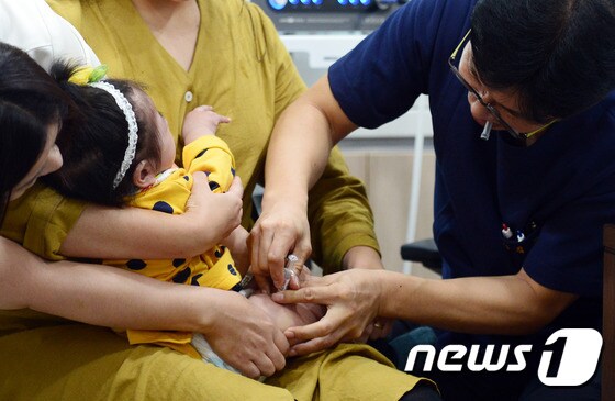 한 병원에서 어린이가 예방접종을 맞고 있다. (사진은 기사내용과 무관)/뉴스1 © News1 장수영 기자