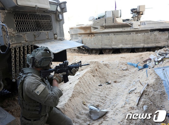 8일(현지시간) 가자지구 북부 가자시티 외곽에서 지상 작전을 수행하는 이스라엘군 장병이 총을 겨누고 있다. 2023.11.8. © 로이터=뉴스1 © News1 김성식 기자