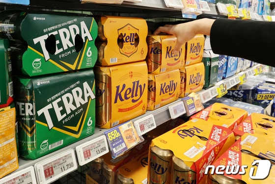 서울의 한 대형마트에서 하이트 진로의 맥주 테라와 켈리가 진열되어 있다. 2023.11.9/뉴스1 © News1 김진환 기자