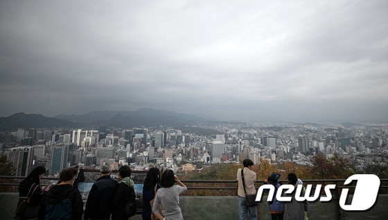 서울 중구 남산에서 바라본 하늘이 흐리다. (사진은 기사 내용과 무관함) / 뉴스1 © News1