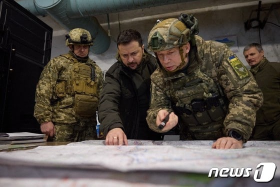 30일(현지시간) 볼로디미르 젤렌스키 우크라이나 대통령(가운데)과 우크라이나 지상군 사령관인 올렉산드르 시르스키 대령(오른쪽)이 하르키우 지역 쿠피안스키에 있는 우크라이나 육군 지휘소를 방문한 모습. 23.11.30 © AFP=뉴스1 © News1 김예슬 기자