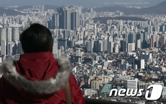 1일 남산을 찾은 시민이 서울 아파트단지를 바라보고 있다. 2023.12.1/뉴스1 © News1 박세연 기자