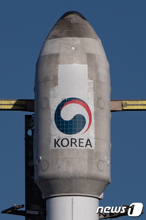 지난달 30일(현지시간) 미국 캘리포니아주 반덴버그 우주군기지에 우리 군 최초의 군사정찰위성 1호기를 탑재한 '팰컨9' 로켓이 기립해 있다. 발사체 상단에 영문 'KOREA'(한국)와 태극 문양이 새겨진 이 로켓은 우리시간 2일 오전 3시19분 발사될 예정이다.'(SpaceX 제공) 2023.12.1/뉴스1