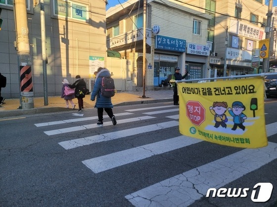   1일 인천 계양구 해서초등학교 학생들이 횡단보도 녹색 신호에 맞춰 길을 건너고 있다. .2023.12.01/ 뉴스1 © News1 이시명 기자