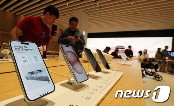 경기도 하남시 스타필드 하남에 있는 ‘애플 하남’을 찾은 고객이 아이폰15를 살펴보고 있다. 2023.12.10/뉴스1 © News1 박세연 기자