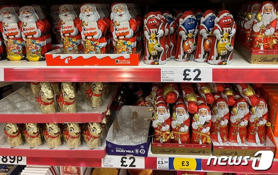 영국 맨체스터의 테스코 슈퍼마켓에서 크리스마스를 테마로 한 초콜릿들이 판매되고 있다. 2023.11.29 © 로이터=뉴스1 © News1 강민경 기자