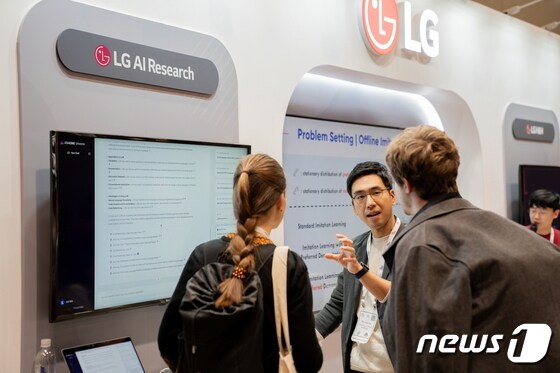  이문태 LG AI연구원 어드밴스드 ML랩장이 LG 통합 부스를 찾은 AI 연구자들과 대화를 나누고 있다. (LG 제공)