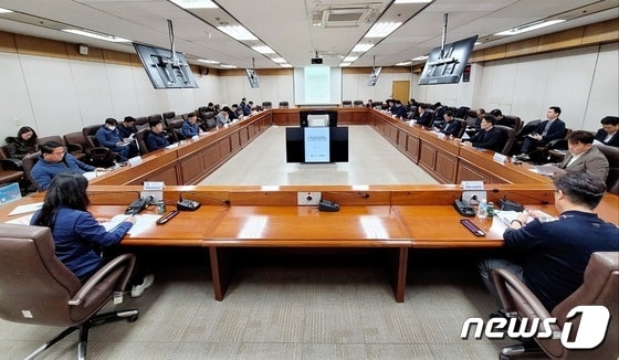 한국철도(코레일)가 13일 오후 서울교통공사 사옥에서 서울교통공사와 수도권전철 1·3·4호선 운행안전과 고객서비스 강화를 위한 협력회의를 개최하고 있다.(코레일 제공)/뉴스1 