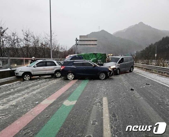 지난 15일 오전 7시47분쯤 강원 인제군 인제읍 상남면 하남리 서울양양고속도로 내린천휴게소 진입 150m 전 부근에서 차량 5중 추돌사고가 발생했다. 이 사고로 7명이 다쳐 인근 병원으로 이송됐다.(강원도솝아본부 제공)/뉴스1