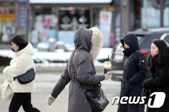 올 겨울 들어 가장 추운 날씨를 보인 18일 광주 북구 직원들이 총총걸음으로 출근을 서두르고 있다. (광주 북구 제공) 2023.12.18/뉴스1 © News1 이수민 기자