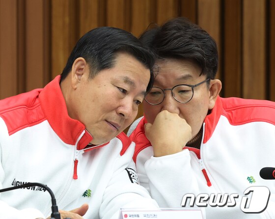 국민의힘 권성동, 이철규 의원.© News1 송원영 기자