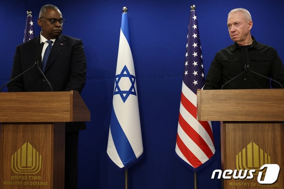 로이드 오스틴 미국 국방장관(왼쪽)과 요아브 갈란트 이스라엘 국방장관이 18일(현지시간) 텔아비브에서 만나 회담한 뒤 공동 기자회견을 열고 있다. 2023.12.18 © 로이터=뉴스1 © News1 강민경 기자