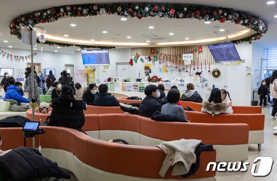 19일 서울의 한 소아과가 진료 대기를 앞둔 환자들로 붐비고 있다. (사진은 기사 내용과 무관함) 2023.12.19/뉴스1 © News1 이재명 기자