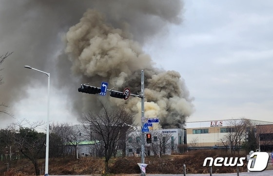 19일 오후 3시20분께 대전 유성구 용산동의 한 공장에서 불이 났다. (독자 제공)/뉴스1 