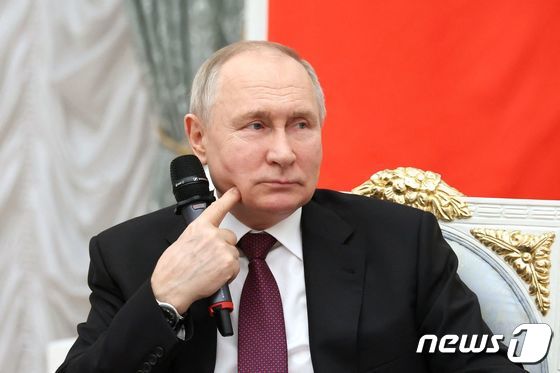 블라디미르 푸틴 러시아 대통령의 종전 협상 가능성 언급에 국내에서도 우크라이나 재건 관련 종목들이 강세를 보이고 있다. © AFP=뉴스1