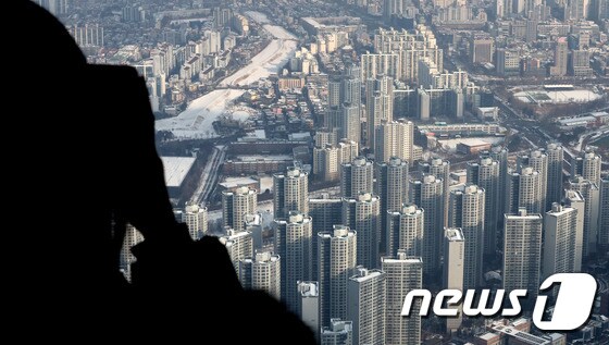 20일 오전 서울 송파구 롯데월드타워 전망대에서 아파트 단지가 보이고 있다. 2023.12.20/뉴스1 © News1 장수영 기자