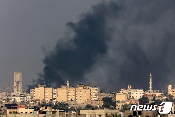 이스라엘과 팔레스타인 무장정파 하마스 간 교전이 계속되는 가운데 19일(현지시간) 이스라엘의 포격으로 가자지구 남부의 칸 유니스에 연기가 피어오르고 있다. © AFP=뉴스1 © News1 이유진 기자