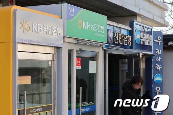 서울 시내 시중은행 ATM 기기를 이용하는 시민들의 모습. 기사 내용과 관련 없음./뉴스1 © News1 신웅수 기자