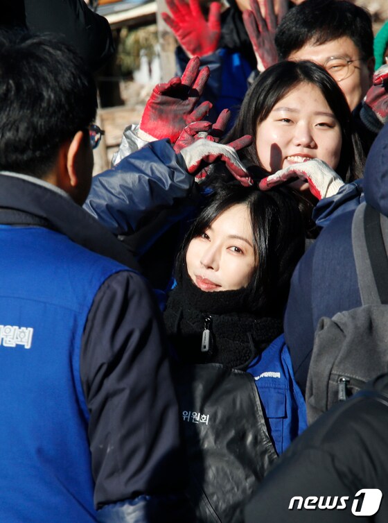 배우 김소연이 22일 오후 서울 백사마을에서 열린 행복공감봉사단과 함께 ‘사랑의 연탄 배달’ 봉사활동에서 하트를 그리고 있다. © News1 권현진 기자
