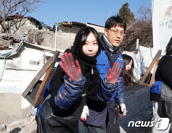 배우 김소연이 북극 한파가 절정을 이룬 22일 연탄 봉사 활동으로 사랑 나눔에 동참했다. © News1 권현진 기자