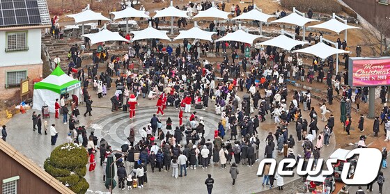 성탄절인 25일 전북 임실군 치즈테마파크에서 열린 '임실산타축제'를 찾은 관광객들이 산타퍼레이드를 즐기고 있다. (임실군 제공) 2023.12.25/뉴스1
