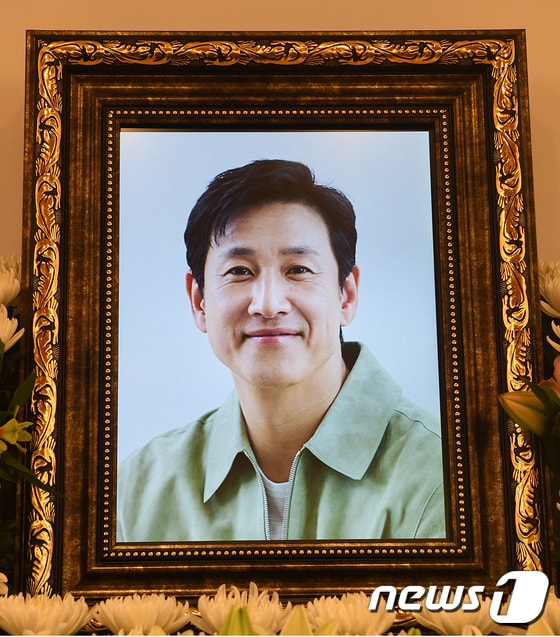 배우 고 이선균이 영정 속 환한 미소를 짓고 있다. © News1 사진공동취재단