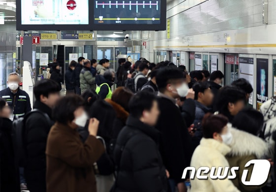 28일 오전 경기 김포시 김포골드라인 구래역에서 출근길에 오른 시민들이 열차를 기다리고 있다. 2023.12.28/뉴스1 © News1 구윤성 기자