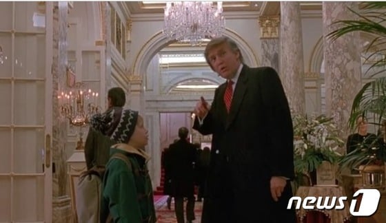도널드 트럼프 전 미국 대통령이 46살이던 1992년 카메오로 출연한 '나홀로 집에 2'의 장면. 
