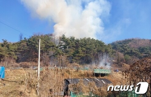 3일 오전 10시 19분쯤 경북 성주군 용암면 운산리 야산에서 원인모를 산불이 발생했다.(산림청 제공) 2023.12.3/뉴스1