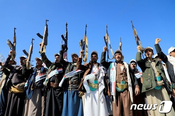 2일(현지시간) 예멘 후티 반군이 장악한 수도 사나에서 예멘인들이 가자지구 주민들과 연대를 알리기 위한 행진을 하며 총을 들고 구호를 외치고 있다. 2023.12.02 © AFP=뉴스1 © News1 정지윤 기자