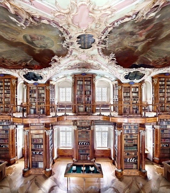 칸디다 회퍼의 'Stiftsbibliothek St.Gallen'. 국제갤러리.
