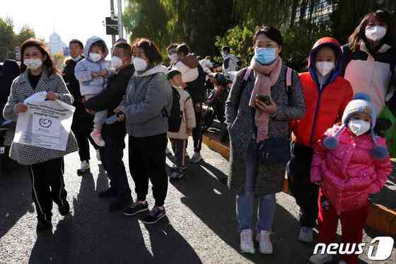 지난달 24일(현지시간) 베이징의 한 소아과 병원 앞에서 시민들이 장사진을 치고 있는 모습. © 로이터=뉴스1 © News1 박형기 기자