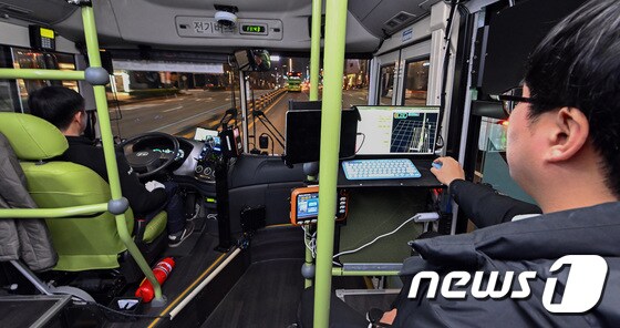 4일 저녁 서울 마포구 합정역에서 심야 자율주행버스 'A21'번이 첫 운행을 시작하고 있다. (공동취재) 2023.12.5/뉴스1 © News1 이동해 기자