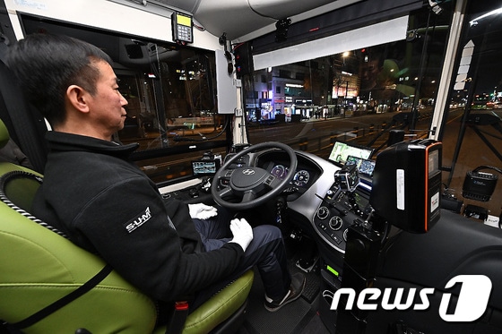 4일 저녁 서울 마포구 합정역에서 심야 자율주행버스 'A21'번이 첫 운행을 시작했다. (공동취재) 2023.12.5/뉴스1 © News1 이동해 기자