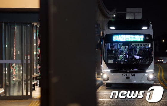 서울시가 운영 중인 세계 최초 심야 자율주행버스. © News1 이동해 기자