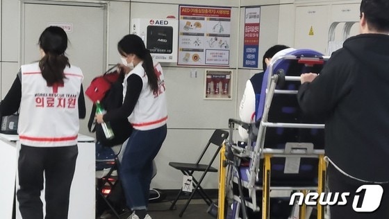 5일 오전 8시30분께 김포골드라인 종착역인 김포공항역에서 호흡곤란 증상을 보인 대학생 A씨(21)가 응급처치를 받고 있다.2023.12.05/© News1 이시명 기자