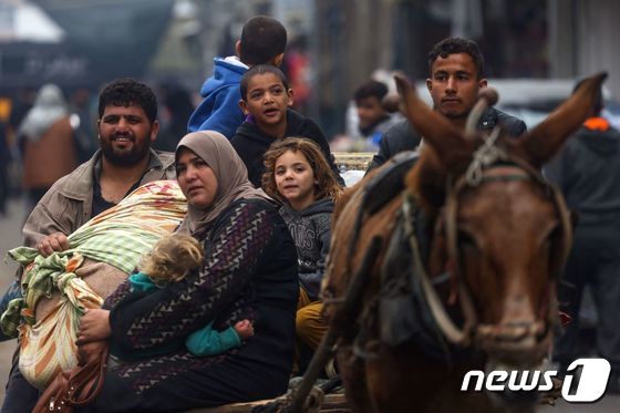 5일(현지시간) 가자지구 남부 칸 유니스에서 대피한 팔레스타인인들이 이집트와의 국경 근처인 라파에 도착하고 있다. 2023.12.05/뉴스1 © AFP=뉴스1 © News1 김민수 기자