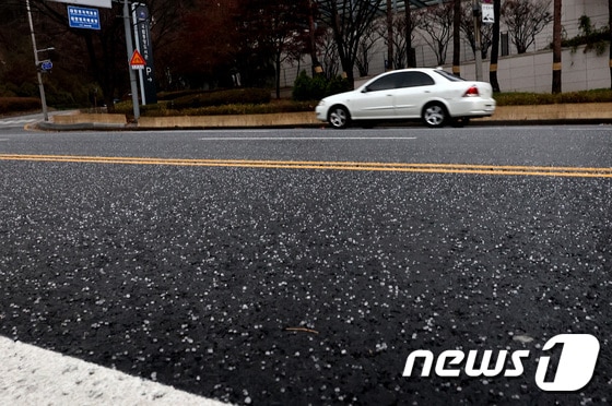 6일 오후 서울 서초구 서초동 일대 도로에 우박이 떨어져 있다. (사진은 기사 내용과 무관함) © News1 DB