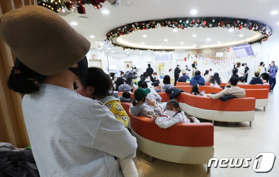 서울 시내의 한 소아과가 붐비고 있다. (사진은 기사 내용과 관련이 없습니다.) 2023.12.7/뉴스1 © News1 김민지 기자