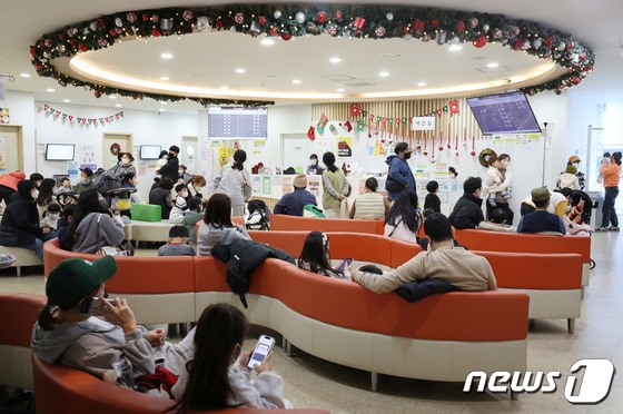 7일 오전 서울 시내의 한 소아과가 붐비고 있다. 2023.12.7/뉴스1 © News1 김민지 기자