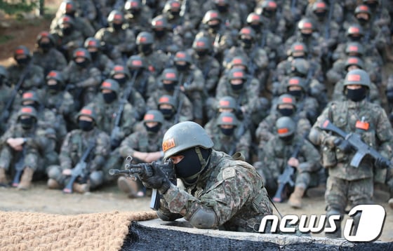 7충남 논산 육군훈련소 각개전투훈련장에서 훈련병들이 훈련을 받고 있다. 2023.12.7/뉴스1 © News1 김기태 기자