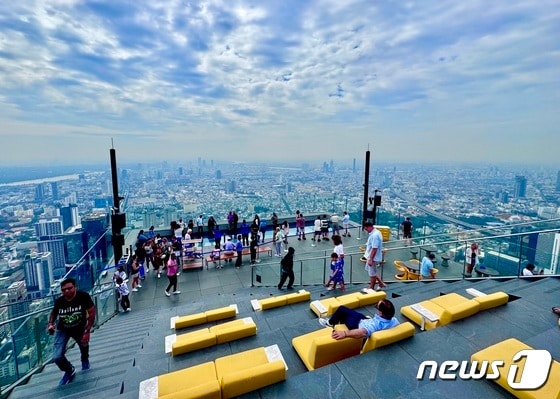 태국 마하나콘 스카이타워 78층에 있는 야외 360도 전망대인 'The Peak' © News1 이민주 기자