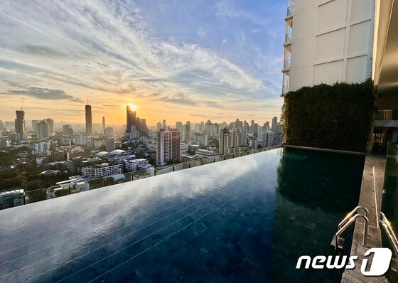 137 필러스 레지던스 호텔 태국 방콕에는 인피티니 풀이 2개 있다. 사진은 27층의 인피니티 풀. © News1 이민주 기자