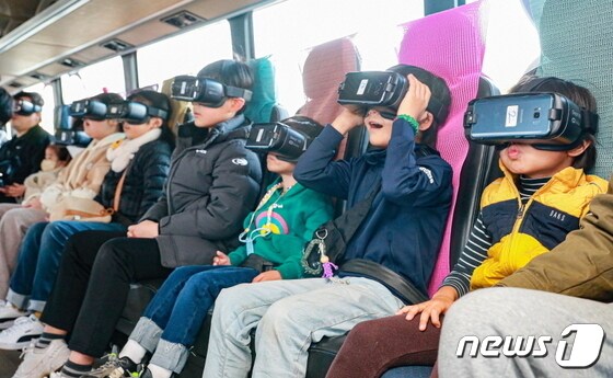 9일 전북교육청에서 열린 ‘2023년 전북 학부모 한마당’에 참가한 어린이들이 VR 체험을 하고 있다.(전북교육청 제공)/뉴스1
