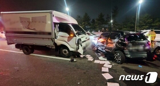 9일 오후 9시39분께 인천시 계양구 인천공항고속도로 서울방면에서 1톤 화물탑차와 승용차, 승용차와 승용차간 총 차량 4대가 추돌했다는 신고가 119로 접수됐다. 이 사고로 5명이 다쳐 현장에 출동한 소방대원에 의해 병원으로 옮겨졌다. 경찰과 소방 등은 정확한 사고 경위를 조사 중이다.(인천소방본부 제공)2023.12.9/뉴스1(인천소방본부 제공)2023.12.9/뉴스1 © News1 박아론 기자