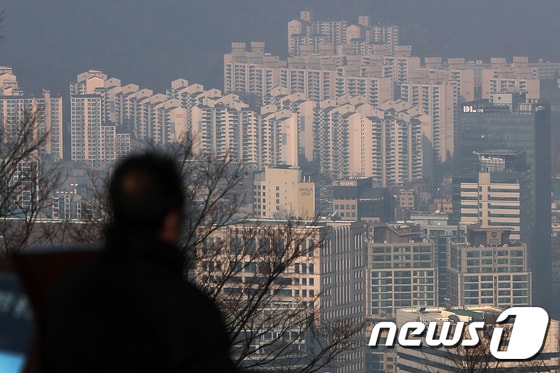 사진은 1일 서울 중구 남산에서 바라본 도심 아파트 단지 모습. 2023.2.1/뉴스1 © News1 민경석 기자
