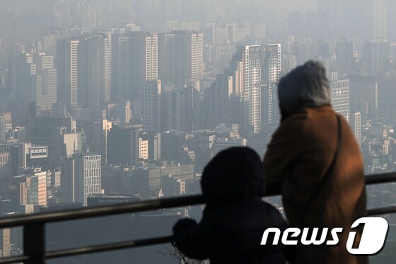 서울 중구 남산에서 바라본 도심 아파트 단지 모습. 2023.2.1/뉴스1 © News1 민경석 기자
